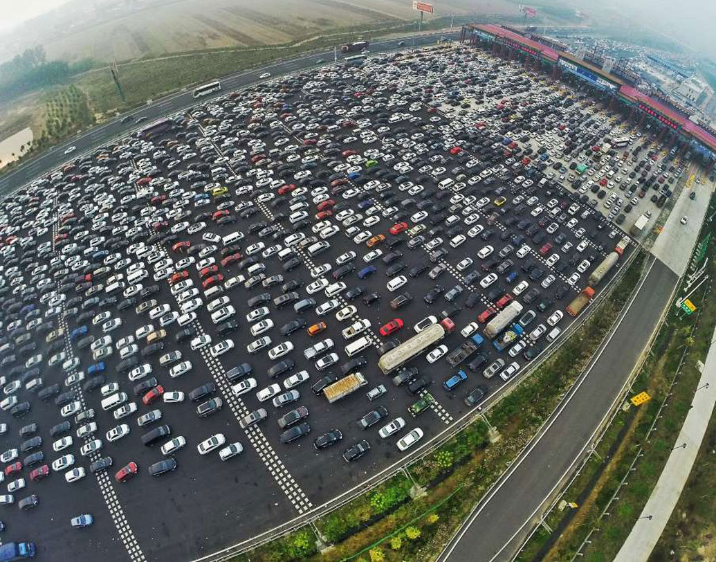 চিনের বেজিং-হংকং-ম্যাকাও এক্সপ্রেসওয়েতে হাজারেরও বেশি গাড়ি দাঁড়িয়েছিল প্রায় ১০ ঘণ্টা। ২০১৫ সালের অক্টোবরে একটি নতুন চেক পয়েন্ট তৈরির কারণেই এই যানজট। যেটি ৫০টি রাস্তাকে ২০টি রাস্তার সঙ্গে যুক্ত করেছে।