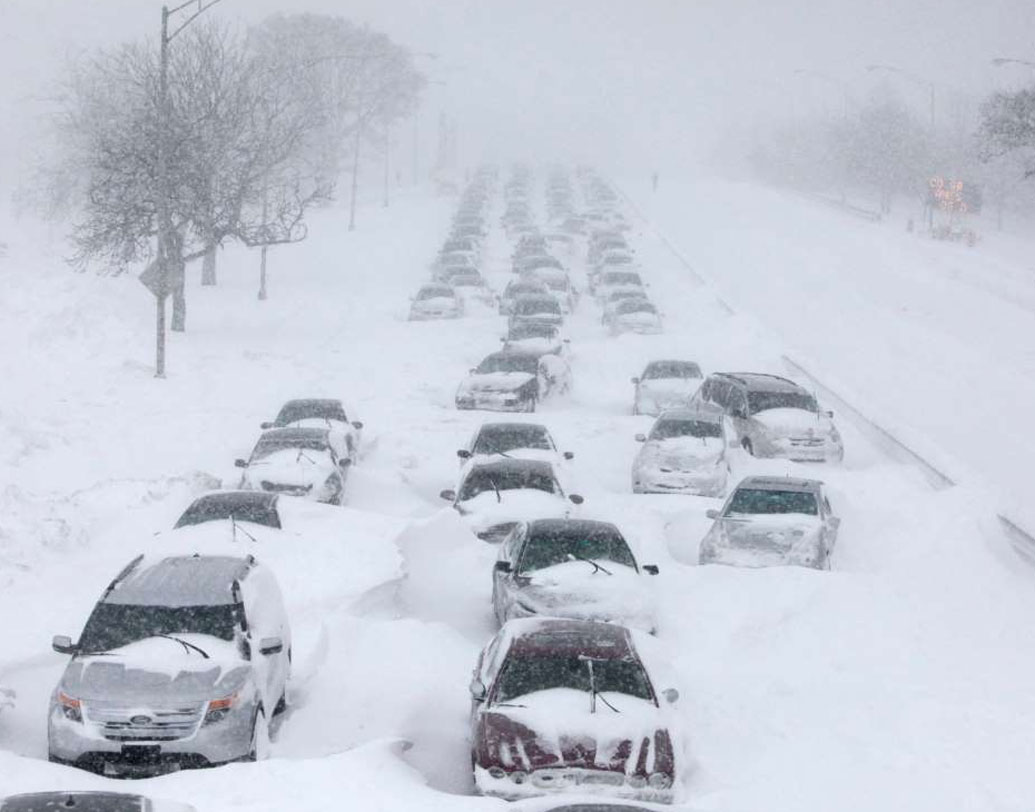 ২০১১ সালের ফেব্রুয়ারি মাসে তুষারঝড়ের ফলে শিকাগোর রাস্তায় জমে গিয়েছিল প্রায় ৫১ সেন্টিমিটার পুরু বরফ। ১২ ঘণ্টার ঝড়ে যানজট শুধু নয়, গাড়িগুলি রাস্তায় বরফে ডুবে যাওয়ার মতো অবস্থা হয়েছিল।