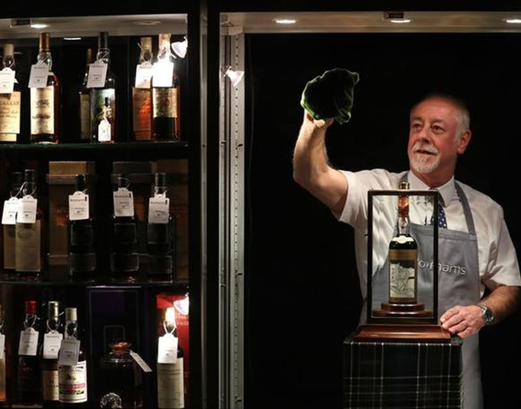 তবে এই বোতলটি কে কিনেছেন, তা জানানো হয়নি। তবে রিচার্ড হার্ভে নামে এক হুইস্কি বিশেষজ্ঞ জানিয়েছেন, এশিয়ার এক ব্যক্তি নিলামে কিনেছেন এটি।