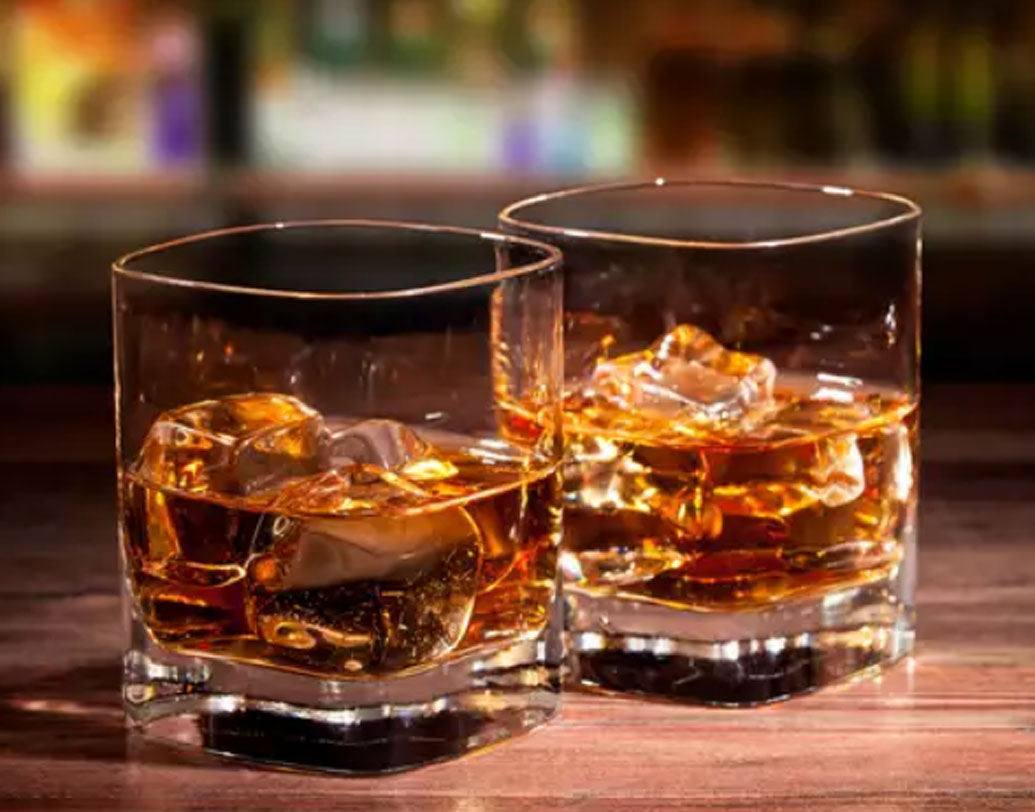 এক ভেন্ডর ম্যাককালান ডিস্টেলারি থেকে বোতলগুলি সরাসরি কেনেন। মালিকই নাকি বিক্রি করেছিলেন এগুলি।