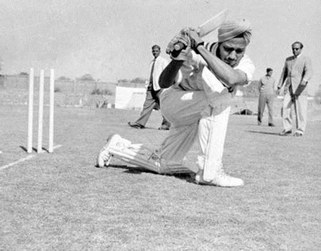 এজি মিলখা সিংহ: ১৯৬০ সালের ১৩ জানুয়ারি অস্ট্রেলিয়ার বিরুদ্ধে চেন্নাইতে প্রথম ম্যাচ। ১৮ বছর ১৩ দিনে খেলা প্রথম ম্যাচের প্রথম ইনিংসে ১৬ এবং দ্বিতীয় ইনিংসে ৯ রান করেন। খেলেছেন মাত্র চারটি টেস্ট।