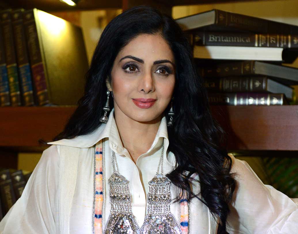 শ্রীদেবী: বিবাহিত বনি কপূরের সঙ্গে সম্পর্কে জড়ান শ্রীদেবী। সেই সময়ই গর্ভবতী হয়ে পড়েন তিনি। অন্তঃস্বত্ত্বা অবস্থায় বিয়ে সারেন। তবে বিবাহিত পুরুষের সঙ্গে প্রেম হোক বা বিয়ের আগে সন্তান ধারণ, কোনও কিছু নিয়েই বিশেষ রাখ ঢাক করেননি তিনি।