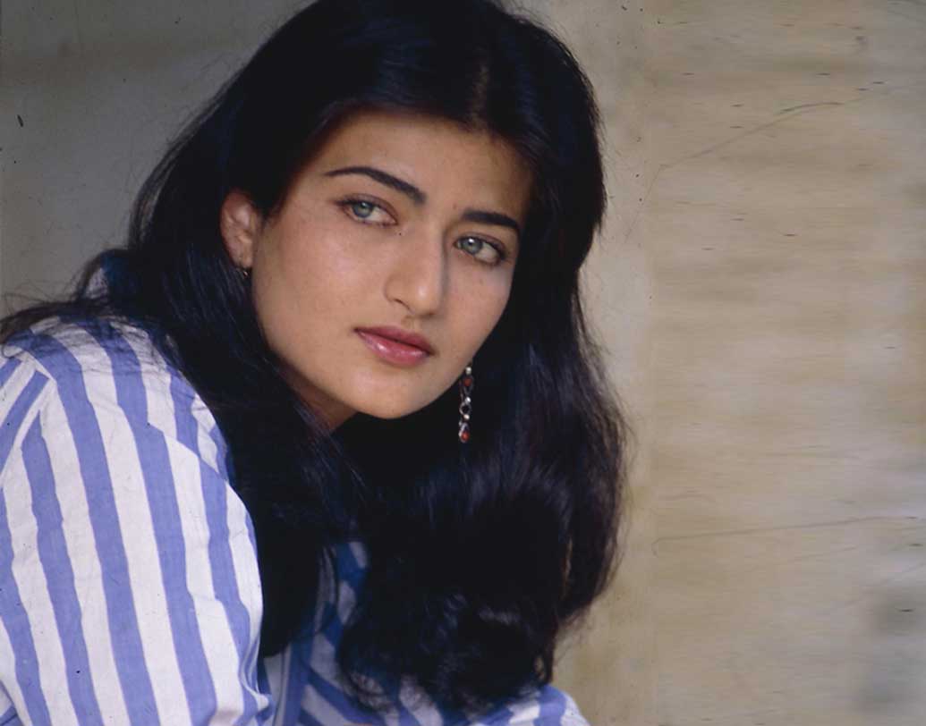 সারিকা: কমল হাসানের সঙ্গে যখন ডেট করছিলেন অভিনেত্রী, তখন কমল বিবাহিত। কিন্তু সারিকা নাকি অন্তঃসত্ত্বা হয়ে পড়েন। প্রথম স্ত্রীকে ছেড়ে কমল বিয়ে করেন সারিকাকে। কয়েক মাসের মধ্যেই জন্ম হয় প্রথম সন্তান শ্রুতির।