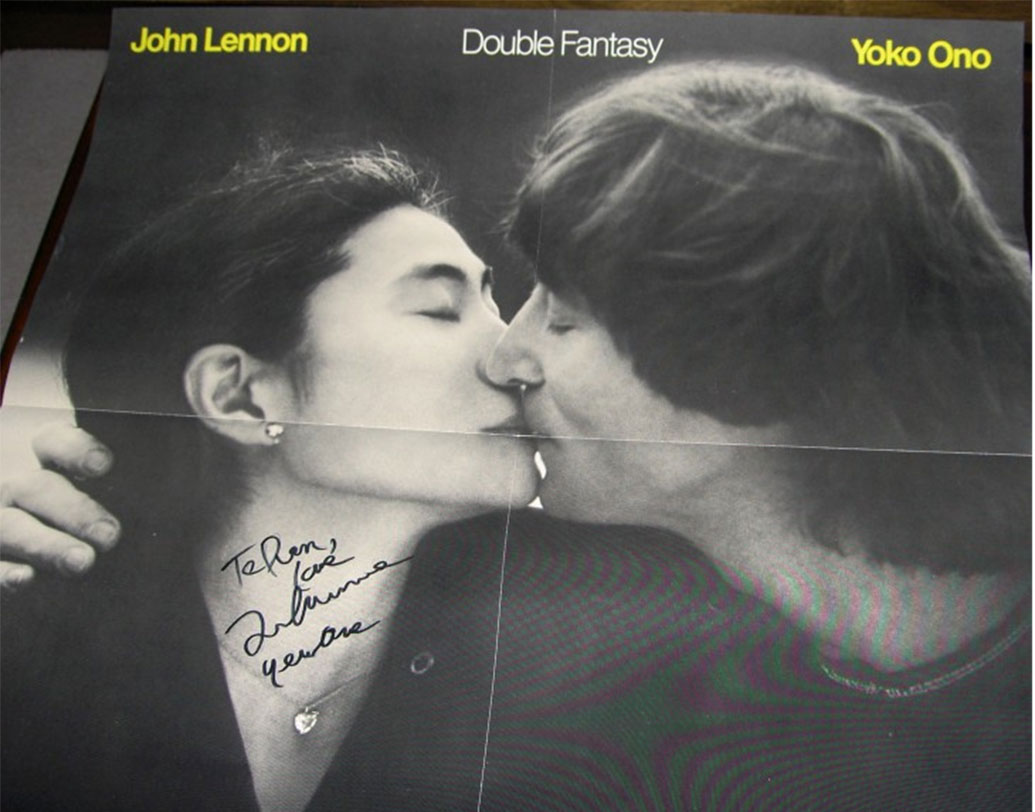 মার্ক ডেভিড চ্যাপম্যান, ১৯৮০ সালের ৮ ডিসেম্বর যিনি খুন করেছিলেন কিংবদন্তি গায়ক জন লেননকে। চ্যাপম্যান ছিলেন লেননের ভক্ত। লেনন তাঁর অ্যালবাম ‘ডবল ফ্যানটাসি’-তে স্বাক্ষর করে দিয়েছিলেন চ্যাপম্যানকে। লেননকে মেরে ফেলার পর সেই স্বাক্ষরিত অ্যালবামটি পাওয়া যায়। সেটি হাতে নিয়েই নাকি বসেছিলেন চ্যাপম্যান। সেই স্বাক্ষরের জন্যই অ্যালবামের মূল্য ধার্য হয় প্রায় তিন কোটি ৯০ লক্ষ টাকা।