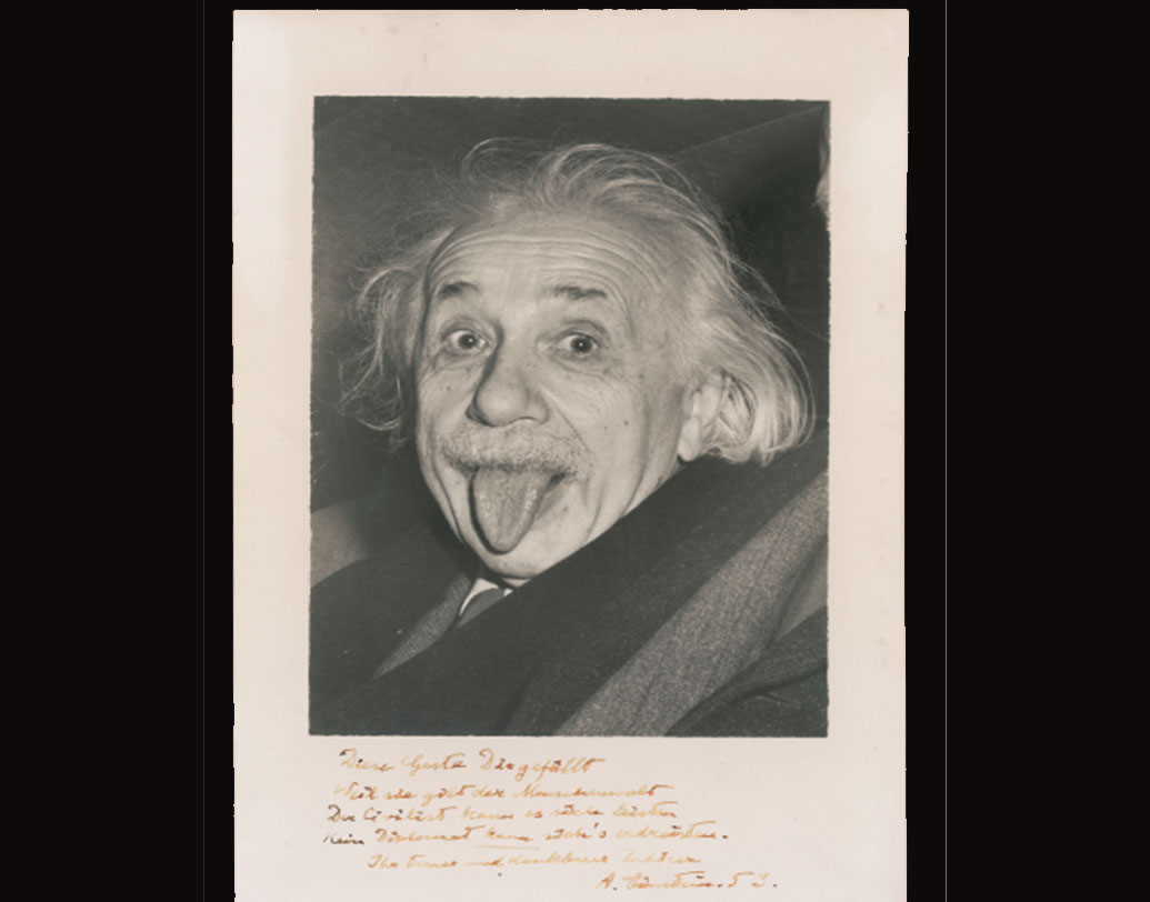 অ্যালবার্ট আইনস্টাইনের একটি ছবিতে কিংবদন্তি বিজ্ঞানী জিভ বের করে রেখেছেন দেখা যাচ্ছে। ১৯৫১ সালে প্রিন্সটন বিশ্ববিদ্যালয়ে তোলা সেই একটি ছবিতে স্বাক্ষর ছিল আইনস্টাইনের। এই স্বাক্ষরের জন্যই ছবিটির মূল্য বেড়ে যায় প্রায় ৫৬ লক্ষ টাকায়।