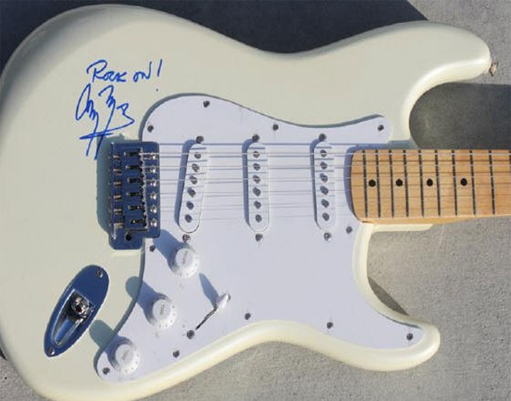 রকস্টার জিমি পেগের স্বাক্ষর করা একটি গিটার ছিল। শুধুমাত্র স্বাক্ষরের জন্যই গিটারটির মূল্য ধার্য হয় প্রায় ৫৪ লক্ষ টাকা।