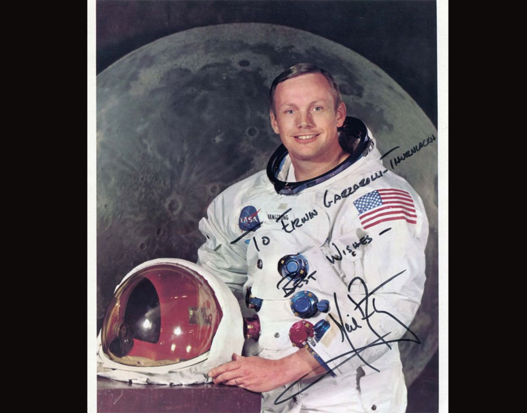 নিল আর্মস্ট্রং: প্রথম চাঁদের মাটিতে পা রেখেছিলেন তিনি। এরপর তাঁর প্রথম স্বাক্ষরের মূল্য ধার্য হয় প্রায় পাঁচ লক্ষ ৫৬ হাজার টাকা।