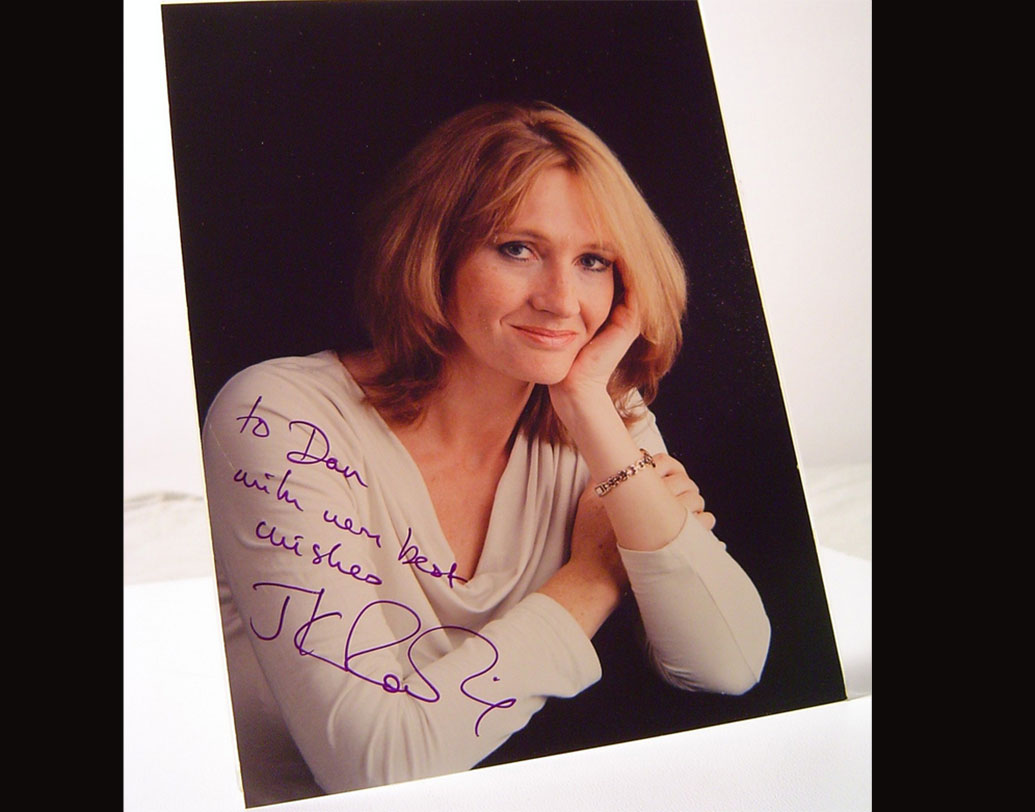 জেকে রওলিং: হ্যারি পটার স্রষ্টার স্বাক্ষরের দাম ধার্য হয়েছিল প্রায় এক লক্ষ ৪০ হাজার টাকা।