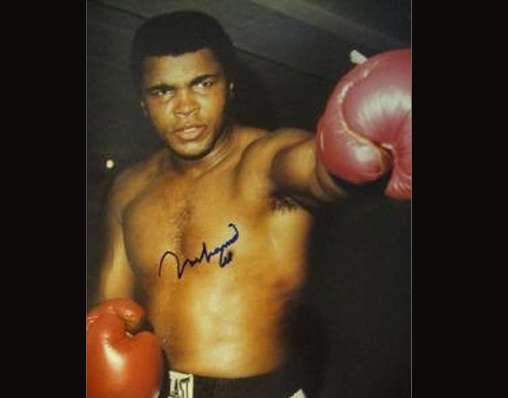 মহম্মদ আলি: কিংবদন্তি এই বক্সারের স্বাক্ষরের মূল্য ধার্য হয় প্রায় এক লক্ষ দশ হাজার টাকা।