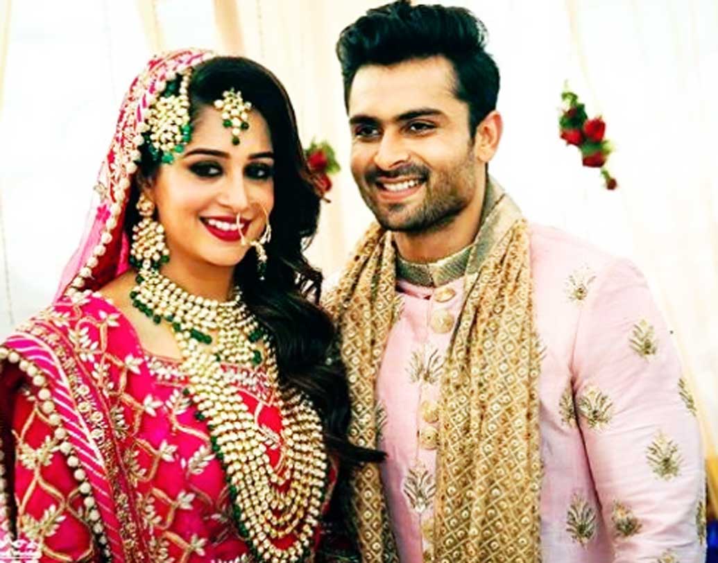 দীপিকা কক্কর: কিছু দিন আগেই সহ-অভিনেতা শোয়েব ইব্রাহিমকে বিয়ে করেছেন দীপিকা। জাঁকজমক করে দু’জনের নিকাহ্ হয়। আর সেই অনুষ্ঠানে টিভি সিরিয়ালের বহু পরিচিত মুখকেই দেখা গিয়েছিল।