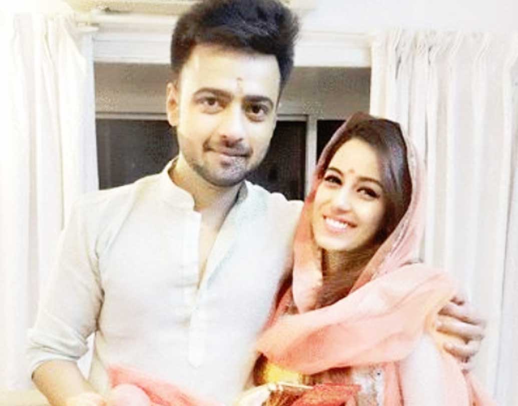 সৃষ্টি: বিয়ে এখনও অবধি হয়নি। তবে সৃষ্টি রোড ইতিমধ্যেই বাগদান পর্বটি সেরে ফেলেছেন। টেলিতারকা মনীশ নাগদেবের সঙ্গেই সৃষ্টি আপাতত এনগেজড। কিন্তু কবে যে তাঁরা বিয়ের পিঁড়িতে বসতে চলেছেন, সে বিষয়ে বিশদে কিছুই জানাননি সৃষ্টি এবং মনীশ