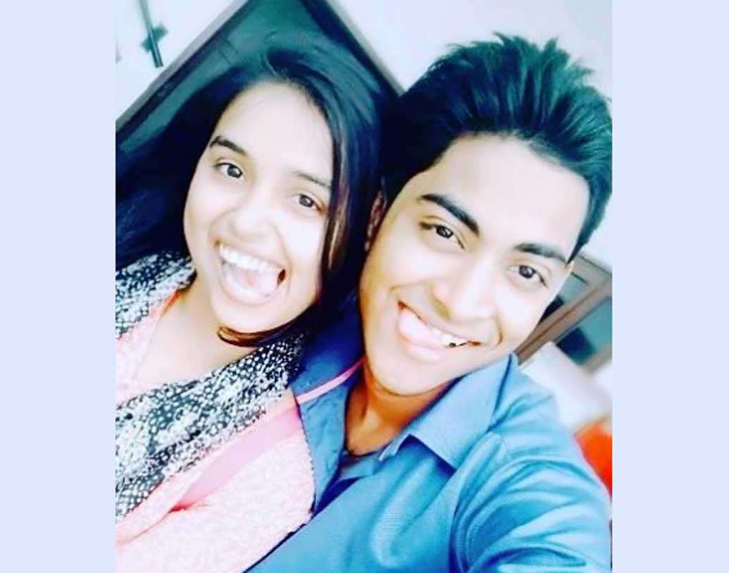 উর্বশী রানা: নিন্দুকদের ধারণা, বিগ বস হাউসে দীপক ঠাকুরের সঙ্গেই প্রেম করছেন উর্বশী রানা। তবে খুব সম্প্রতি উর্বশীর একটি ছবি সামনে এসেছে। যেখানে একটি ছেলের সঙ্গে সহাস্যে ছবি তুলেছেন উর্বশী। জোর গুঞ্জন, ইনিই উর্বশীর প্রেমিক।