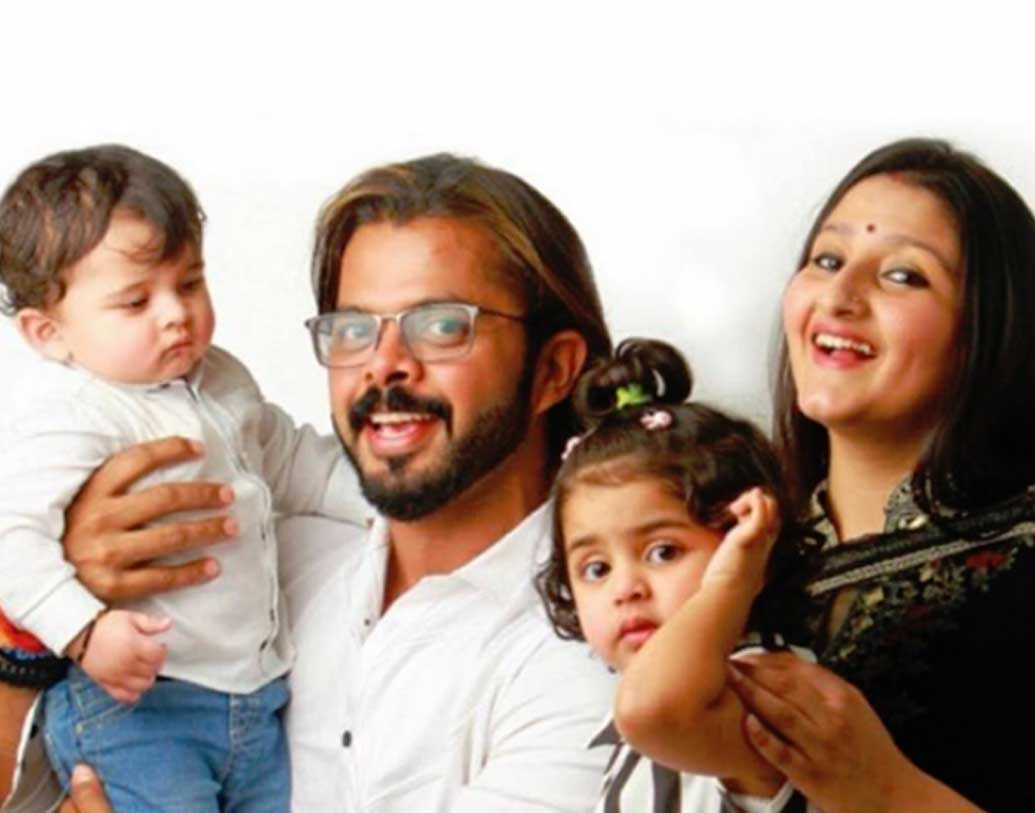 শ্রীসন্থ: তিনি ভারতীয় ক্রিকেটের অন্যতম বিতর্কিত চরিত্র। কখনও গড়াপেটা কাণ্ডে, কখনও বা হরভজন সিংহের চড় খেয়ে শিরোনামে। এ হেন শ্রীসন্থ কিন্তু বিয়ে পর্বটি অনেক দিন আগেই সেরে ফেলেছিলেন। তাঁর স্ত্রীর নাম ভুবনেশ্বরী কুমারী। একটি পুত্র এবং একটি কন্যাও রয়েছে শ্রীসন্থ এবং ভুবনেশ্বরীর।