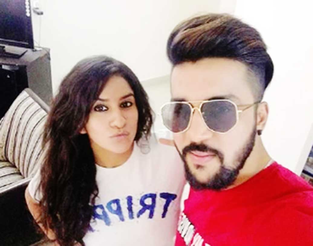 সুরভি রাণা: ওয়াইল্ড কার্ড এন্ট্রি হয়েছে সুরভি রাণার। আর আসতে না আসতেই যাবতীয় বিতর্কও শুরু হয়ে গিয়েছে এই সুরভিকে নিয়ে। তবে সুরভি কিন্তু বিয়েটা করে ফেলেছিলেন বহু দিন আগেই। ডেন্টিস্ট সুরভি অভিনব রাণা নামের এক ডাক্তারের গলাতেই মালা পরিয়েছিলেন।