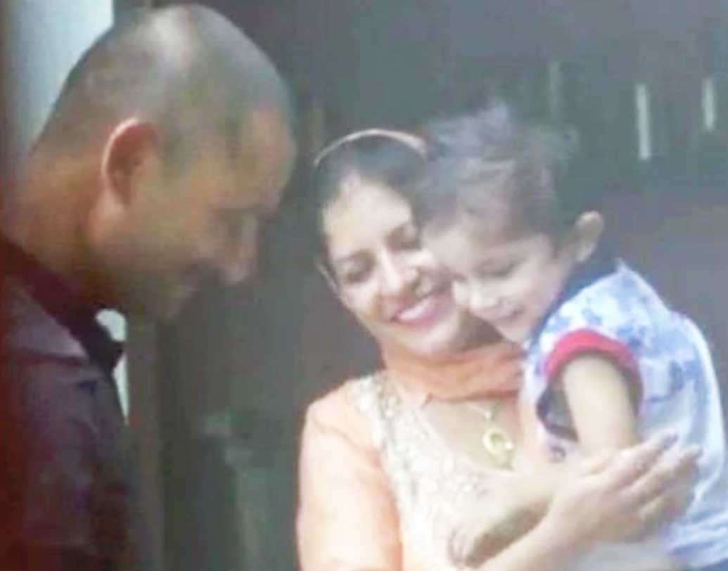 নির্মল সিং: হাউস থেকে তাঁকে বেরিয়ে যেতে হয়েছে। নির্মল বাস্তবের পুলিশ অফিসার নির্মল সিংহের কথায়, বিগ বসের কোনও অংশই স্ক্রিপ্টেড নয়। তবে নির্মল কিন্তু বিবাহিত। তাঁর স্ত্রীর নাম জানা না গেলেও নির্মলেরর দু’টি সন্তানও রয়েছে।