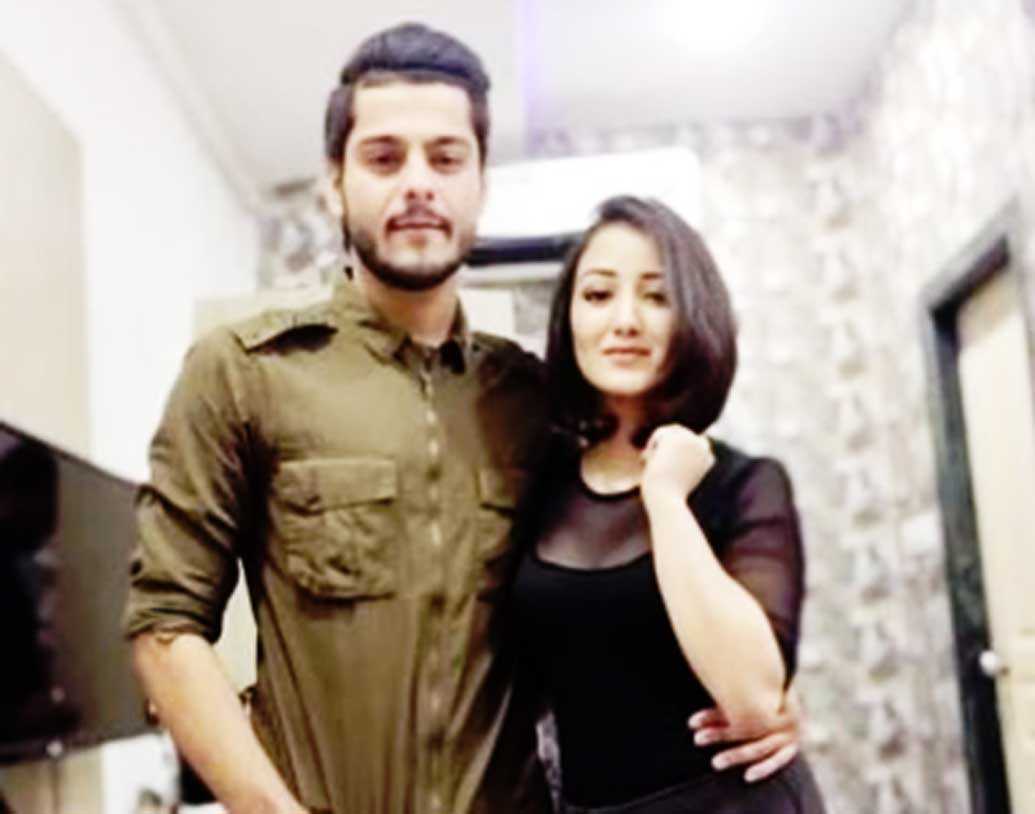 রোশমি বণিক: বিয়েও হয়নি। না তো বাগদান। তবে রোশমি বণিক কিন্তু চুটিয়ে প্রেম করছেন অর্জুন নামের এক ব্যক্তির সঙ্গে।