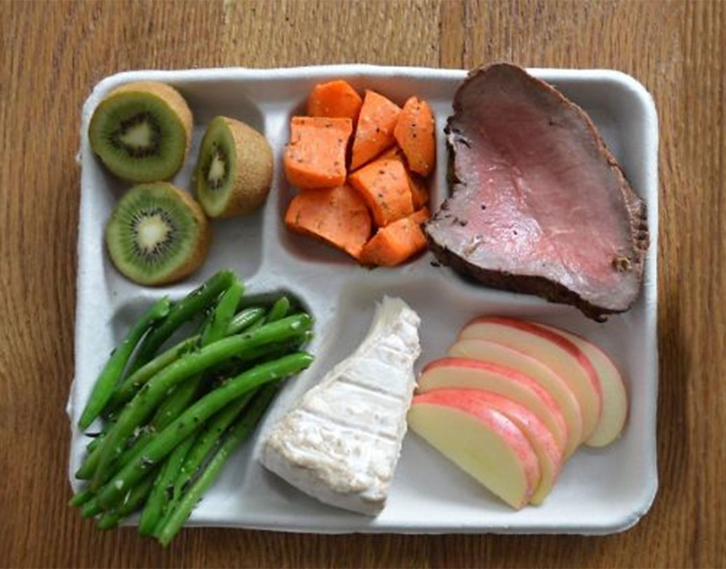 ফ্রান্স: মাংসের স্টেক, গাজর সেদ্ধ, বিনস সেদ্ধ, চিজ ও পাকা ফল।