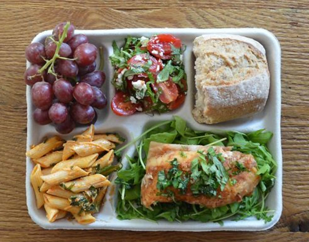 ইতালি: আরুগুলা শাকের মধ্যে থাকে একটা মাছের পদ। টম্যাটো সস দিয়ে পাস্তা, ক্যাপরিস স্যালাড, বাগেট আর আঙুর।