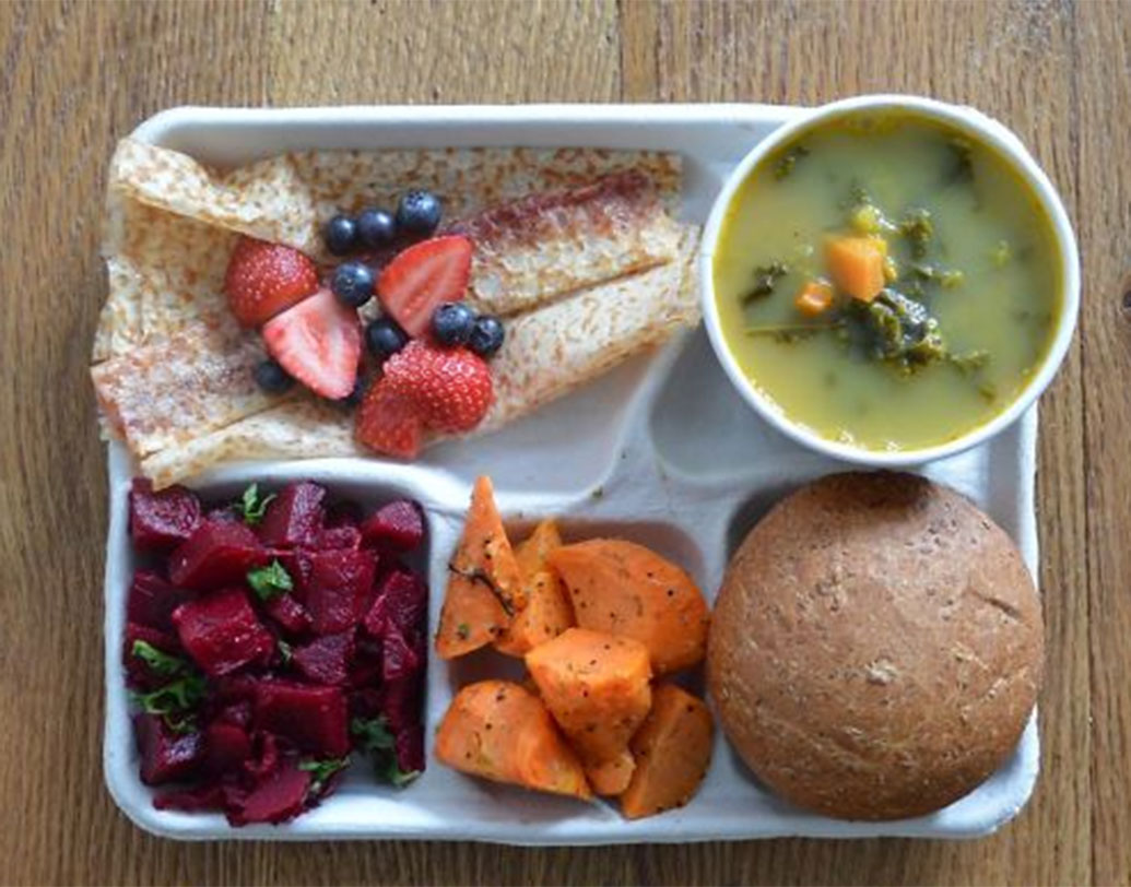 ফিনল্যান্ড: কড়াই শুঁটির স্যুপ, গাজরের স্যালাড, পাউরুটি আর মিষ্টি প্যান কেক ও ব্লু বেরিজ বা স্ট্রবেরি।