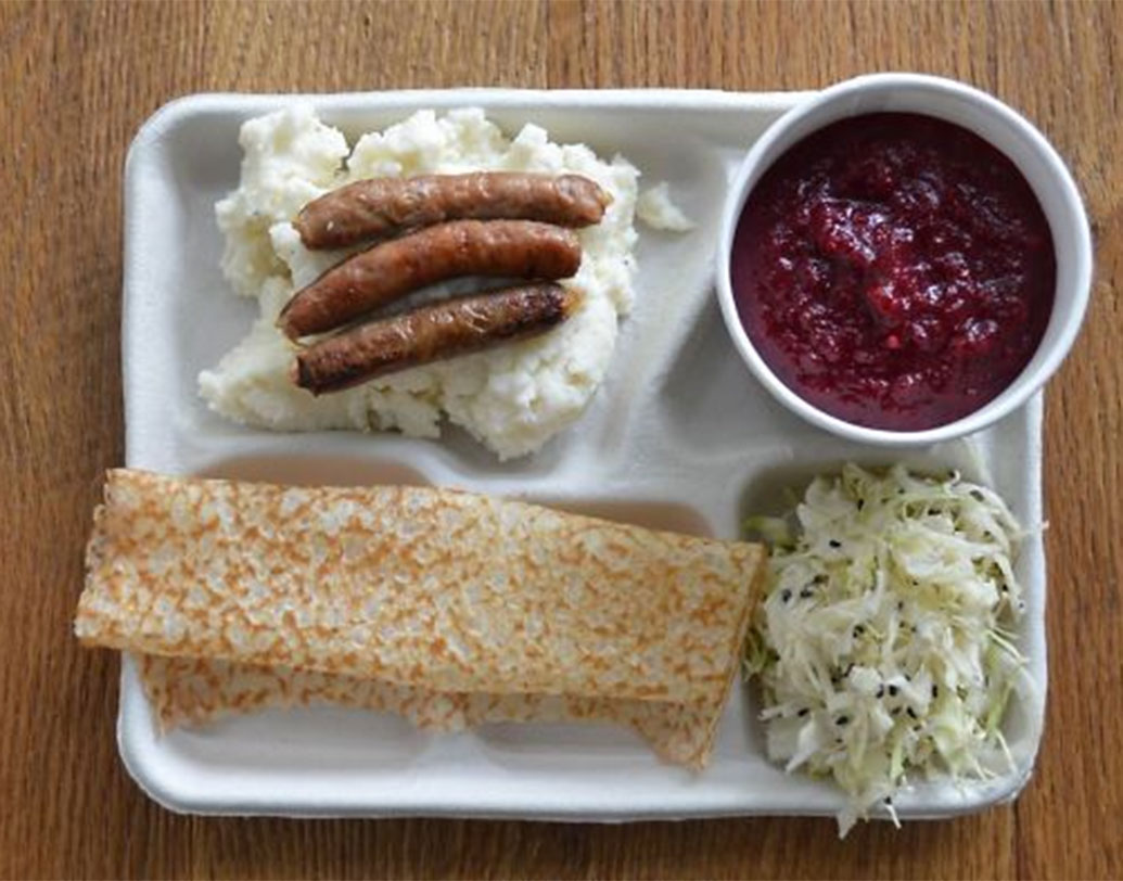 ইউক্রেন: সেদ্ধ আলু ও মাংসের সসেজ, বোরস্ট, বাঁধাকপি ও সিরনিকি (মিষ্টি প্যান কেক)।