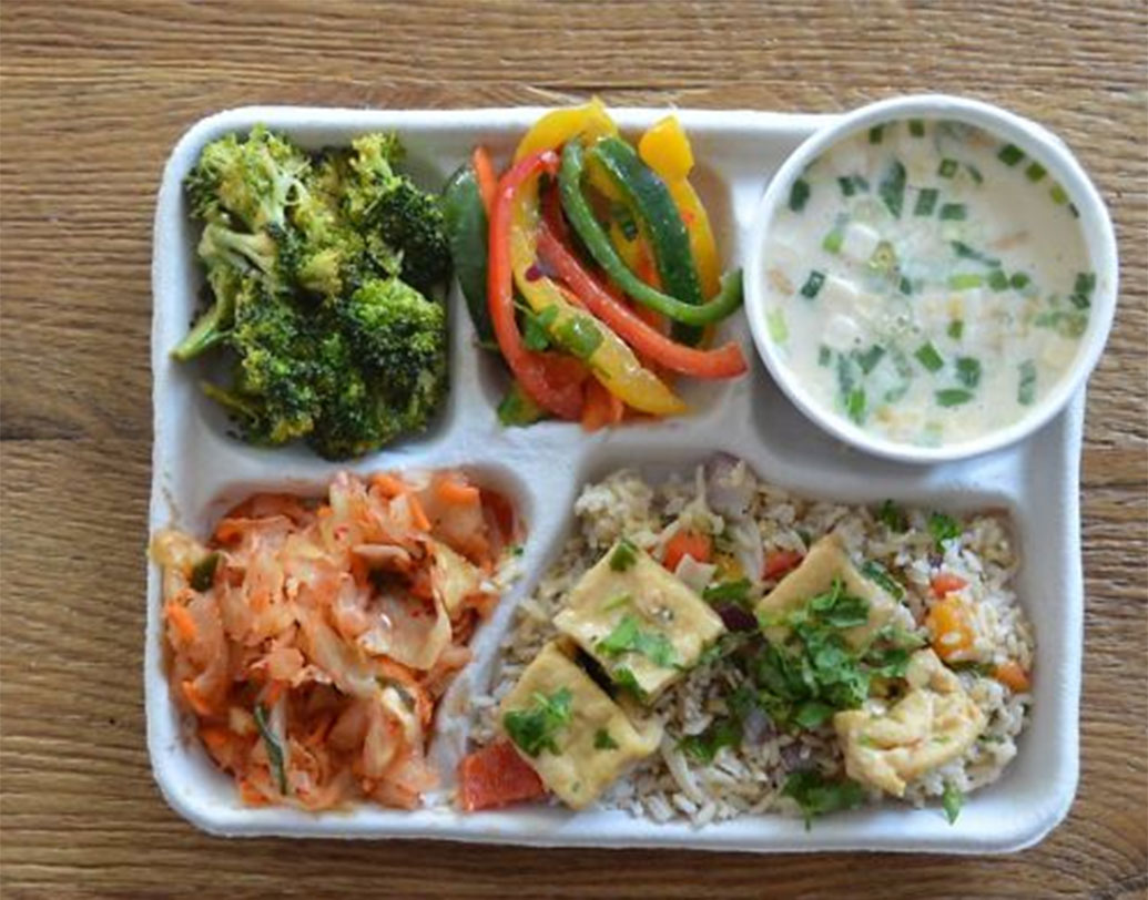 দক্ষিণ কোরিয়া: মাছের স্যুপ, ভাত ও টোফু, কিমচি, সেদ্ধ সবজি।