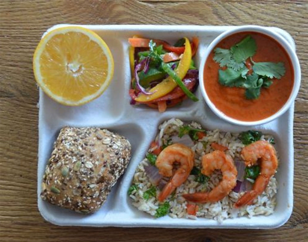 স্পেন: সাঁতলানো চিংড়ি মাছ, ব্রাউন রাইস, সেদ্ধ সবজি, গ্যাসপাচো, গোলমরিচ দিয়ে টস করা নানা রঙের ক্যাপসিকাম, পাউরুটি ও কমলা লেবু।