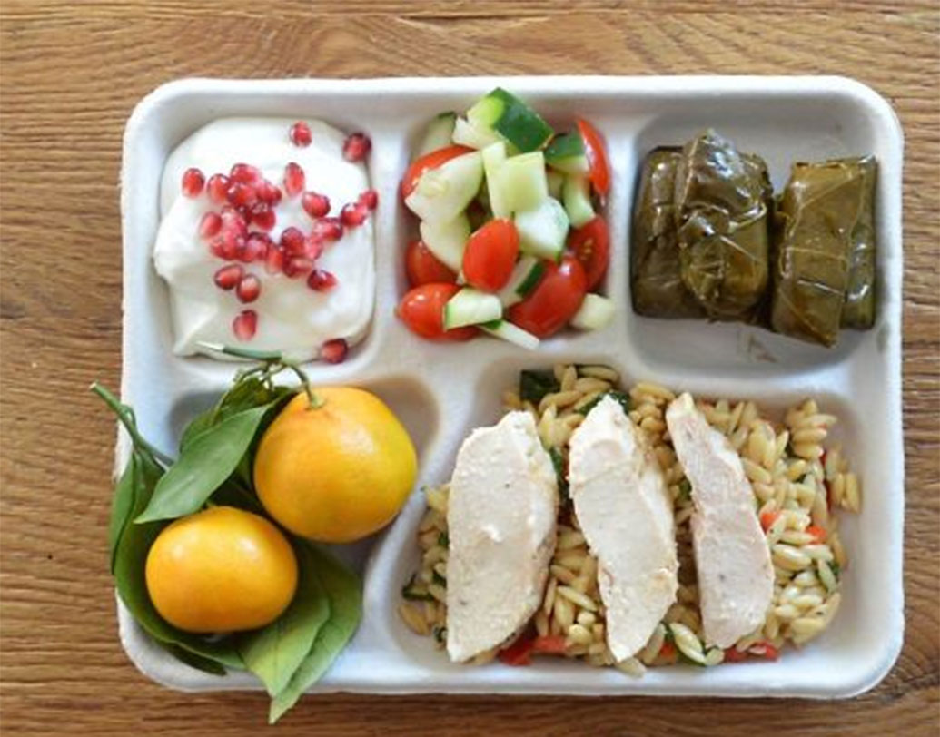 গ্রিস: ওরজো দিয়ে বেকড চিকেন, স্টাফিং করা আঙুর পাতা, টম্যাটো ও গাজরের স্যালাড, কমলা লেবু, বেদানার বীজ ও গ্রিসের ইয়োগার্ট।