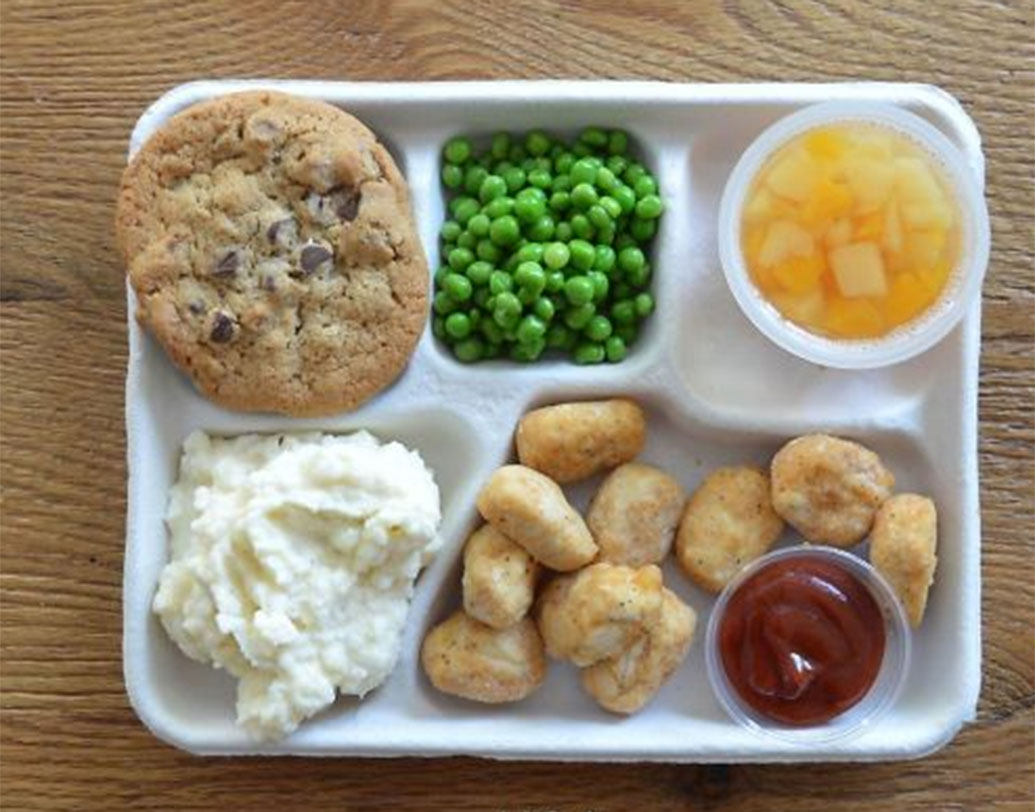 আমেরিকা: ফ্রায়েড পপকর্ন চিকেন, সেদ্ধ আলু, কড়াই শুঁটি, ফল ও চকোলেট চিপ কুকিজ। বেশ কিছু স্কুলে রয়েছে এই ব্যবস্থা।