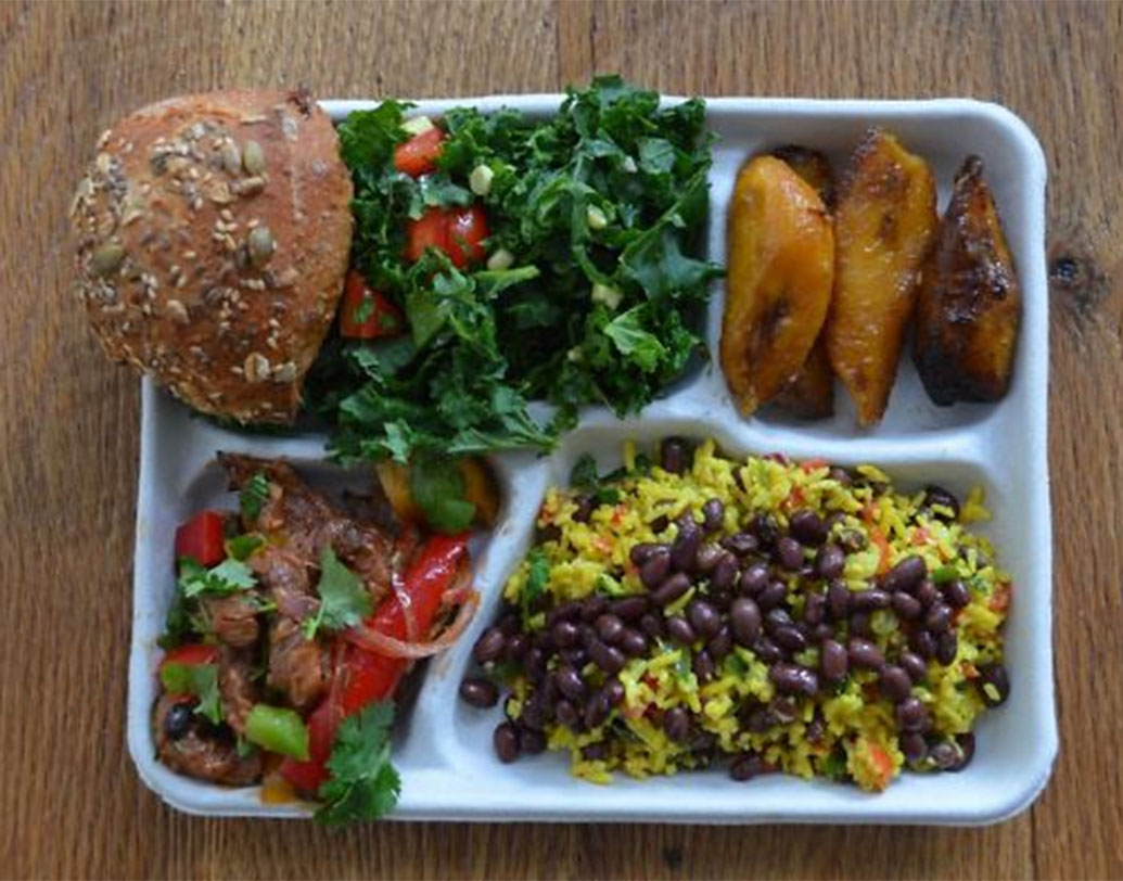 ব্রাজিল: পর্ক, সেদ্ধ সবজি, ব্ল্যাক বিনস আর ভাত। স্যালাড, পাউরুটি, বেকড প্লানটেন