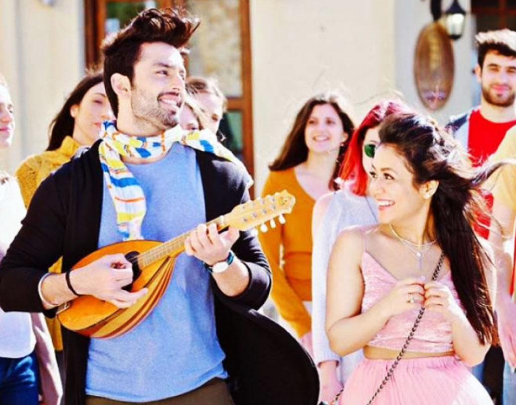 বলিউডে নেহা কক্করের আর এক নাম ‘ছোটা প্যাকেট বড়া ধমাকা’। হিমাংশের সঙ্গে যে প্রেম করছেন সে কথা আগেই মেনে নিয়েছিলেন গায়িকা। আর মুচকি হেসে বলেছিলেন, ‘আমরা আসলে হামসফর’।