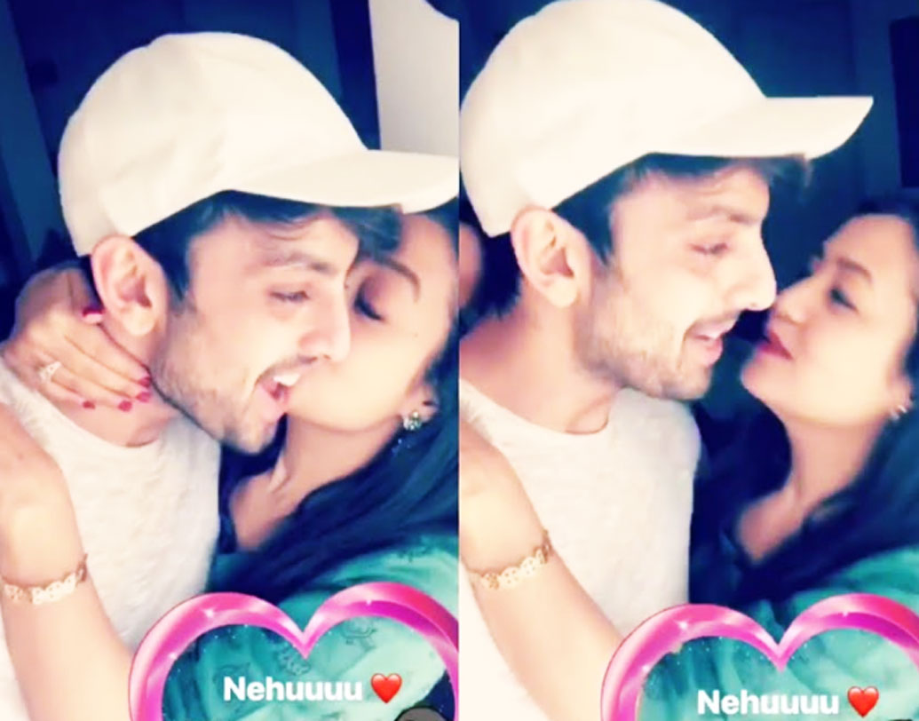 ‘কিস ডে’‌ সেলিব্রেট করতে ইনস্টাগ্রামে হিমাংশকে চুমু খেয়েই ছবি শেয়ার করেছিলেন নেহা কক্কর। একটি রিয়্যালিটি শো’তে বিচারকের আসনে বসেছিলেন নেহা।সেই শো’তেই নেহাকে চমকে দিতে স্টেজে চলে এসেছিলেন হিমাংশ। আর সেখানেই সুনীল গ্রোভার খোঁচা দিয়ে বলেছিলেন, ‘ইনিই নেহার স্বয়ম্ভর।’