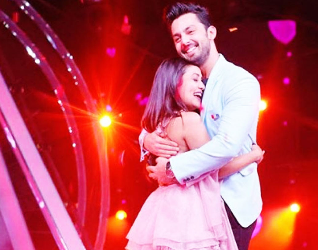 দু’জনের দেখা কী ভাবে হল? হিমাংশের কথায়, ‘‘একটা ছবির কাজের জন্য নেহা আর ওঁর ভাইয়ের সঙ্গে দেখা করতে হয়েছিল আমাকে। সেই শুরু। তার পরেই বন্ধুত্ব জমে ওঠে ওঁর আর আমার। আমি নেহার সঙ্গে কয়েকটা ছবি পোস্ট করতেই সবাই আমাকে জিজ্ঞেস করতে শুরু করে দেয়, আমরা এনগেজড কিনা?’’