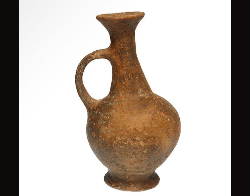 এই আবিষ্কার নতুন করে ভাবিয়েছে প্রত্নতাত্ত্বিকদের। তাঁদের ধারণা, সেই সময় যে মাদকের ব্যবসা চলত, এটা তারই ইঙ্গিত দিচ্ছে। ভিতরের তরলটিই শুধু যে আফিম-জাত তাই নয়, পাত্রের মুখটিও আফিম ফুল (পপি ফ্লাওয়ার)-এর মতো।