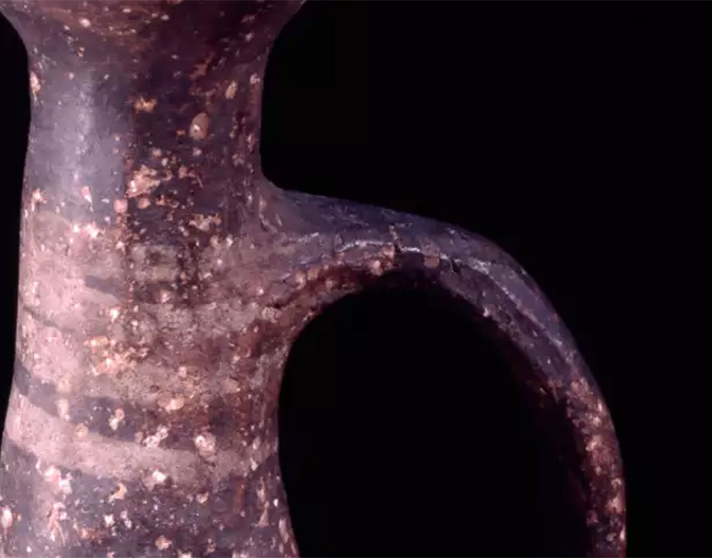 তবে যে তরলটির পরিচয় আবিষ্কৃত হল, তা নেশা বা চিকিত্সার কাজে ব্যবহারের জন্য নয় বলেই মনে করছেন বিজ্ঞানীরা। এটি সম্ভবত বডি অয়েল হিসেবে ব্যবহৃত হতো। জগ এবং এর মধ্যে থাকা তরলটি ১৬৫০ থেকে ১৩৫০ খ্রিস্টপূর্বাব্দের মধ্যেকার বলে অনুমান।