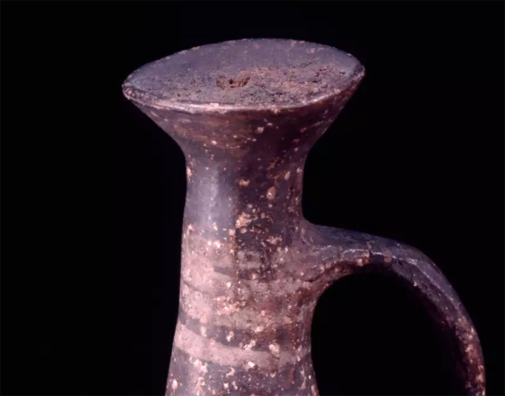 এমনিতে মরফিন বা আধুনিক পেনকিলার আসার আগে, আফিম ব্যথানাশক হিসেবে খুবই জনপ্রিয় ছিল। প্রাচীন গাথায় এর উল্লেখ এসেছে বার বার।