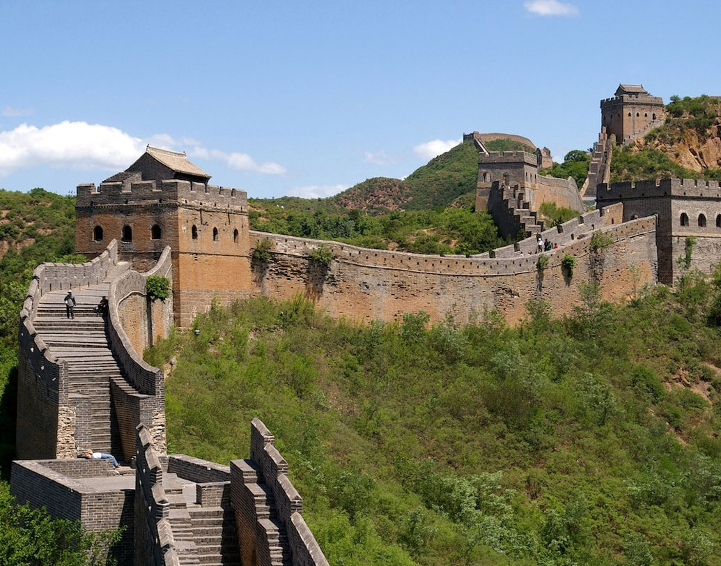 চিন: সোনার গয়না কেনাকাটিতে শীর্ষে রয়েছে চিন। মোট ৬১২.৫ মেট্রিক টন সোনার গয়না রয়েছে এই দেশের নাগরিকদের কাছে। ২০২৫ সালে গ্লোবাল লাক্সারি মার্কেটের প্রায় ৪৪ শতাংশই চিনের দখলে থাকার কথা, বলছে মার্কিন ম্যানেজমেন্ট সংস্থা ম্যাককিনসে অ্যান্ড কোম্পানি।