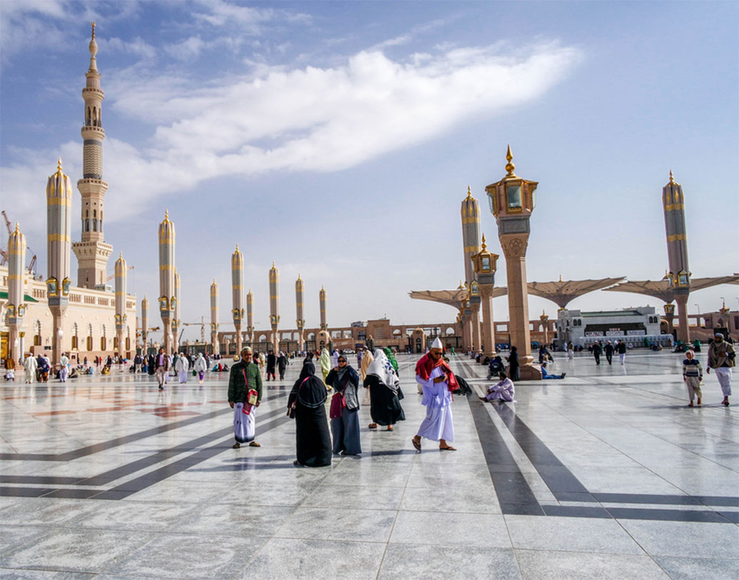 সৌদি আরব: ৩৮.১ মেট্রিক টন সোনার গয়না রয়েছে সৌদির নাগরিকদের কাছে। সোনার বাঁটের তুলনায় গয়নাই তাঁদের বেশি পছন্দ।