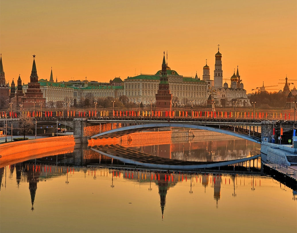 রাশিয়া: গত কয়েক বছরে রুশ সেন্ট্রাল ব্যাঙ্কে হলুদ ধাতুটির তৈরি গয়না কম কিছু জমা পড়েনি। ২০১৬ সালেই ৩০.২ মেট্রিক টন সোনা ছিল রুশ নাগরিকদের কাছে, এমনটাই জানানো হয়েছিল ব্যাঙ্কের তরফে।
