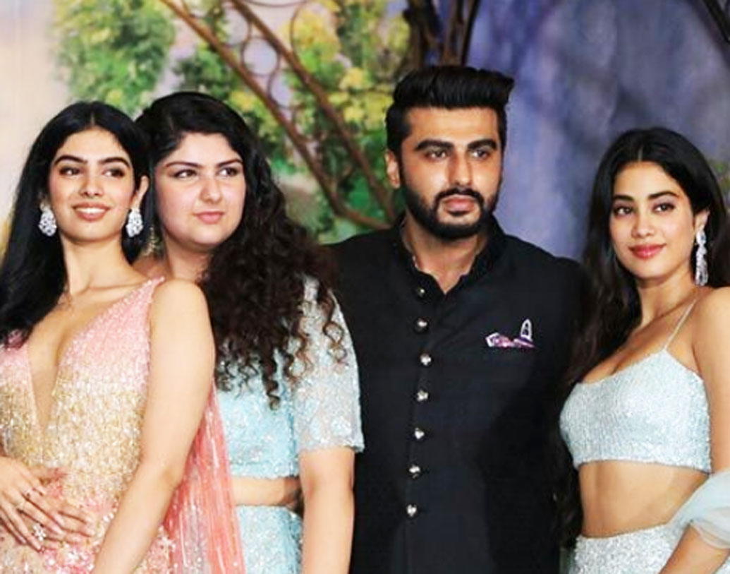 অর্জুন কপূর আর তাঁর দুই বোন জাহ্ণবী এবং খুশির মধ্যে সম্পর্ক নিয়ে বেশ জলঘোলা হয়েছিল এক সময়ে। অর্জুন কপূর আসলে বনি কপূরের প্রথম পক্ষের স্ত্রীর পুত্র। সে পক্ষের একটি কন্যাও আছে বনি কপূরের। তবে জাহ্নবী আর অর্জুনের মধ্যে বয়সের ফারাক প্রায় ১২ বছরের।