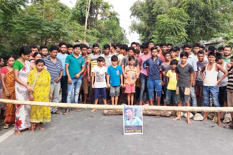 অবরোধ: বিধায়ক মামলা তুলে নিতে হুমকি দিয়েছেন অভিযোগে রাস্তা অবরোধ। নিজস্ব চিত্র