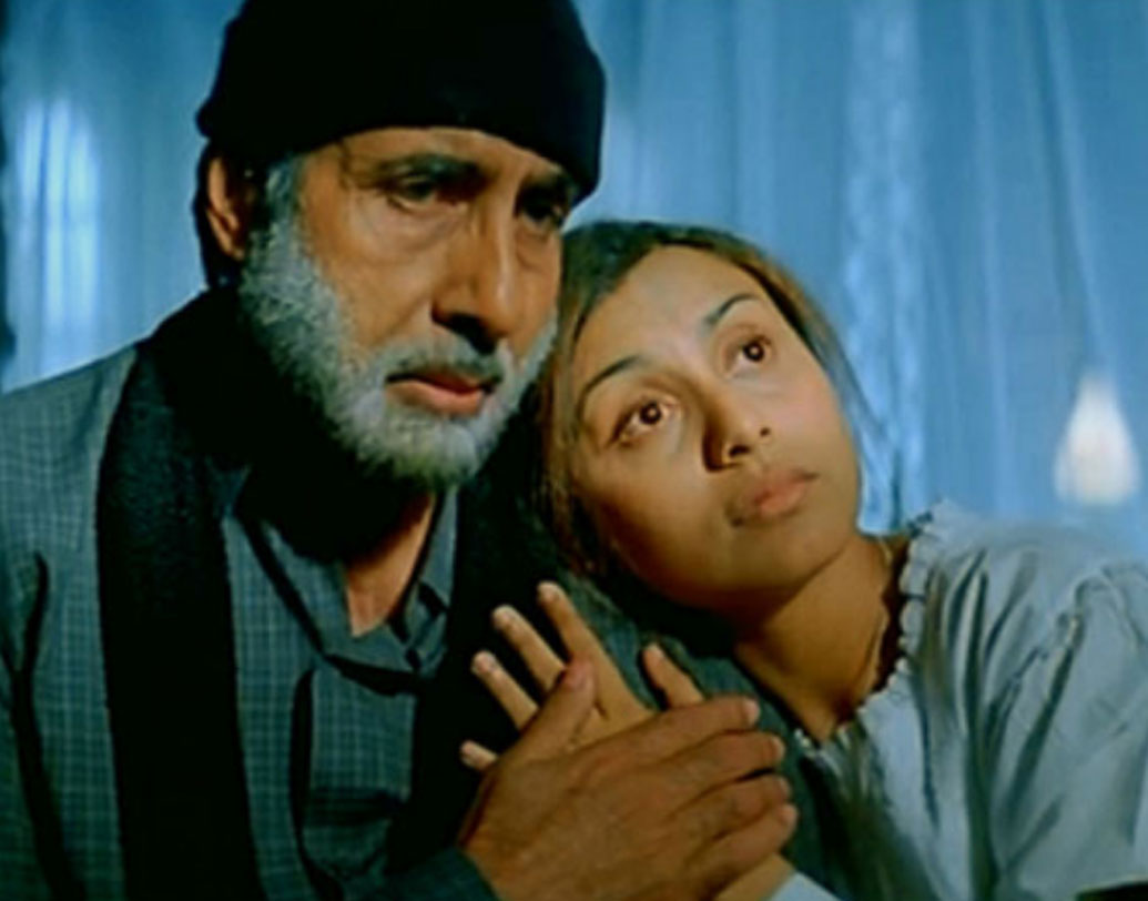 অমিতাভ বচ্চন- তিনি বলিউডের শাহেনশা। একটা সিনের জন্যই যে তিনি কতটা মূল্যবান তা বোধ হয় আর বলার অপেক্ষা রাখে না। কিন্তু এহেন বিগ বি-ই নিজের মেক আপ ম্যানের তিনটে (‘গঙ্গা’, ‘গঙ্গোত্রী’ এবং ‘গঙ্গা দেবী’) ভোজপুরি ছবি এক্কেবারে বিনা পারিশ্রমিকে করেছিলেন। তবে শুধু ভোজপুরি নয়। সঞ্জয় লীলা ভন্সালী পরিচালিত ব্ল্যাক ছবিটির জন্য এক টাকাও দাবি করেননি অমিতাভ বচ্চন।