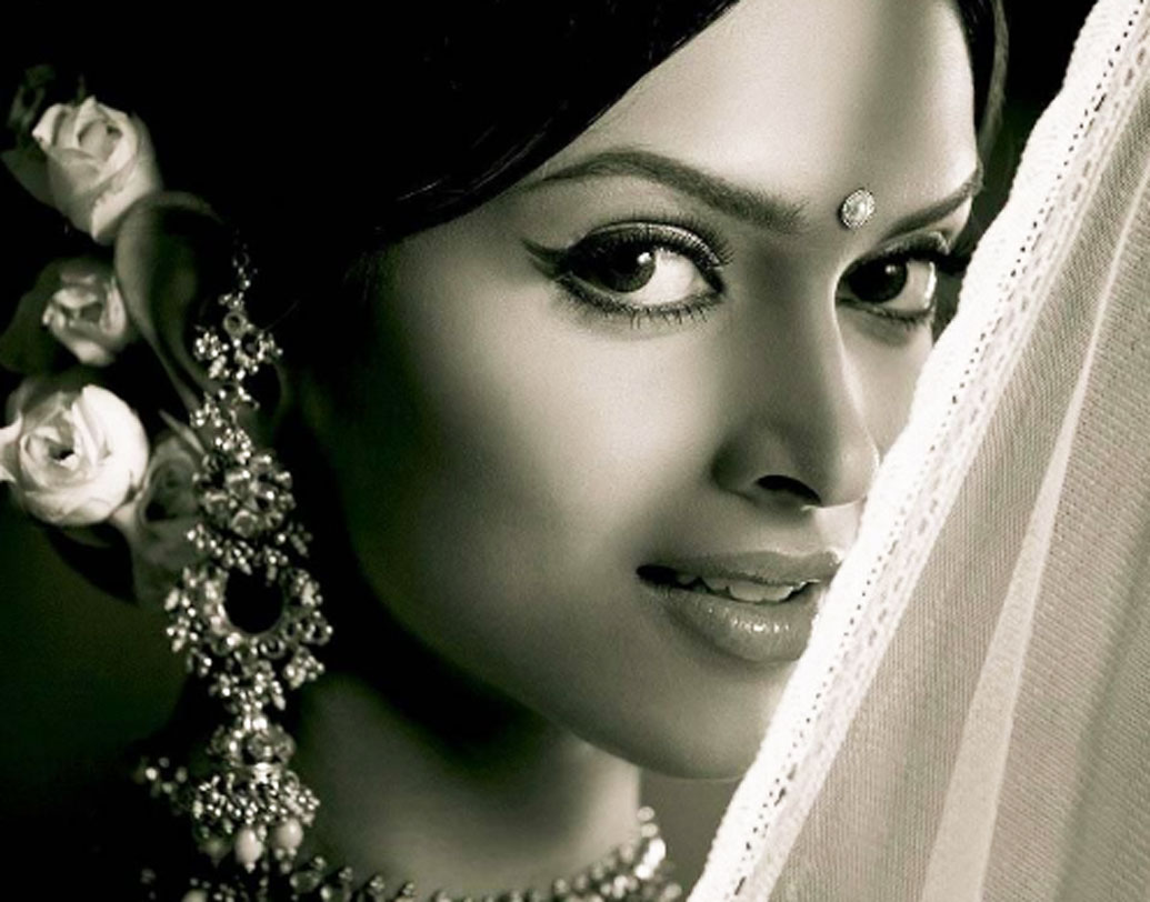 দীপিকা পাড়ুকোন- শাহরুখের বিপরীতেই ডেবিউ হয়েছিল দীপিকা পাড়ুকোনের। আর দীপিকা নিজেই এক বার সংবাদমাধ্যমের কাছে বলেছিলেন যে, তিনি ‘ওম শান্তি ওম’ ছবিটির জন্য কোনও পারিশ্রমিক দাবি করেননি। কারণ, সে সময়ে তাঁর মনে হয়েছিল, টাকার থেকেও অনেক দামি একজন সুপারস্টারের সঙ্গে ডেবিউ ছবি।