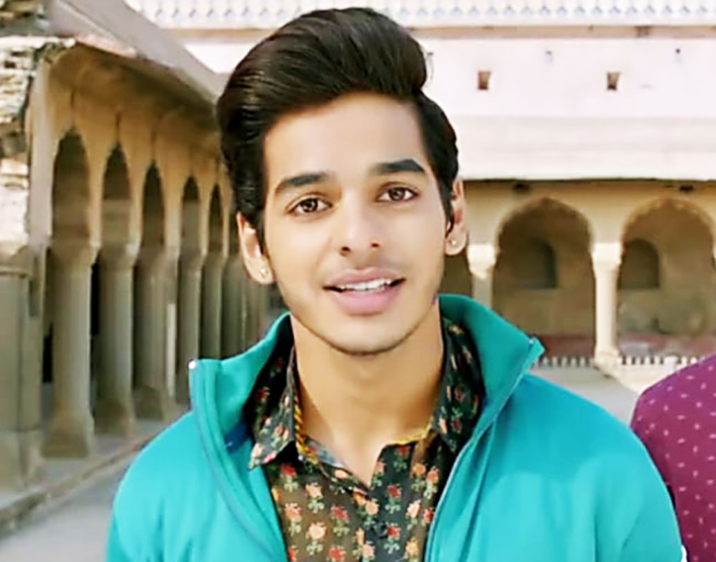 ঈশান খট্টর- সহকারী পরিচালক হিসেবেই কেরিয়ারের শুরুটা করেছিলেন শাহিদ কপূরের ভাই ঈশান খট্টর। দাদার ছবি ‘উড়তা পঞ্জাব’-এও ছোট্ট একটা ক্যামিও করেছিলেন ঈশান। তবে বলিউডে তাঁর ডেবিউ ছবি ‘ধড়ক’। আর এই ‘ধড়ক’-এর জন্য প্রায় ৬০ লক্ষ টাকা পেয়েছিলেন ঈশান।