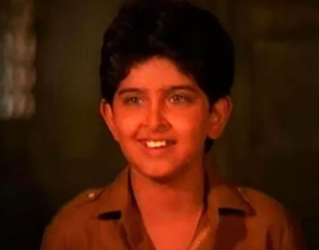 হৃত্বিক রোশন- ‘কহো না প্যায়ার হ্যয়’ নয়। হৃত্বিক রোশনের বলিউড ডেবিউ হয়েছিল শিশু অভিনেতা হিসেবেই। আর সেই ছবির নাম ‘আশা’। এই ছবির জন্য পারিশ্রমিক মাত্র ১০০ টাকা পেয়েছিলেন হৃত্বিক।