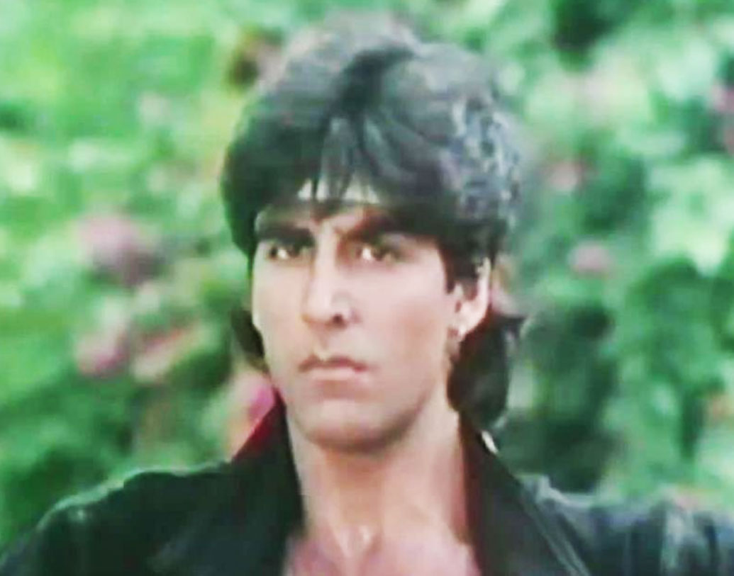 অক্ষয় কুমার- এই সময়ের সব থেকে বড়লোক অভিনেতাদের তালিকায় প্রথমের দিকেই রয়েছেন অক্ষয় কুমার। বছরে বহু ছবিই মুক্তি পায় মিস্টার খিলাড়ির। আর তাদের বেশির ভাগই রমরমা ব্যবসা করে। তবে অক্ষয় কুমার তাঁর প্রথম ছবি ‘সৌগন্ধ’-এর জন্য ৫০০০ টাকা পেয়েছিলেন।