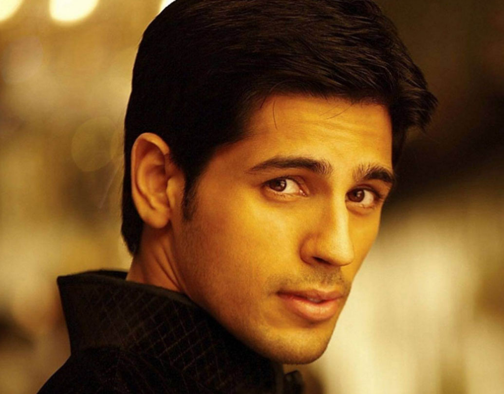 সিদ্ধার্থ মলহোত্র- ‘স্টুডেন্ট অব দ্য ইয়ার’ ছবিটি দিয়ে বলিউডে পা রেখেছিলেন অভিনেতা সিদ্ধার্থ মলহোত্র। এখন একটা ছবি করতে কোটি টাকা চেয়ে থাকেন সিদ্ধার্থ। তবে প্রথম ছবির জন্য ১ লক্ষ ১০ হাজার টাকা পেমেন্ট পেয়েছিলেন সিদ্ধার্থ মলহোত্র।