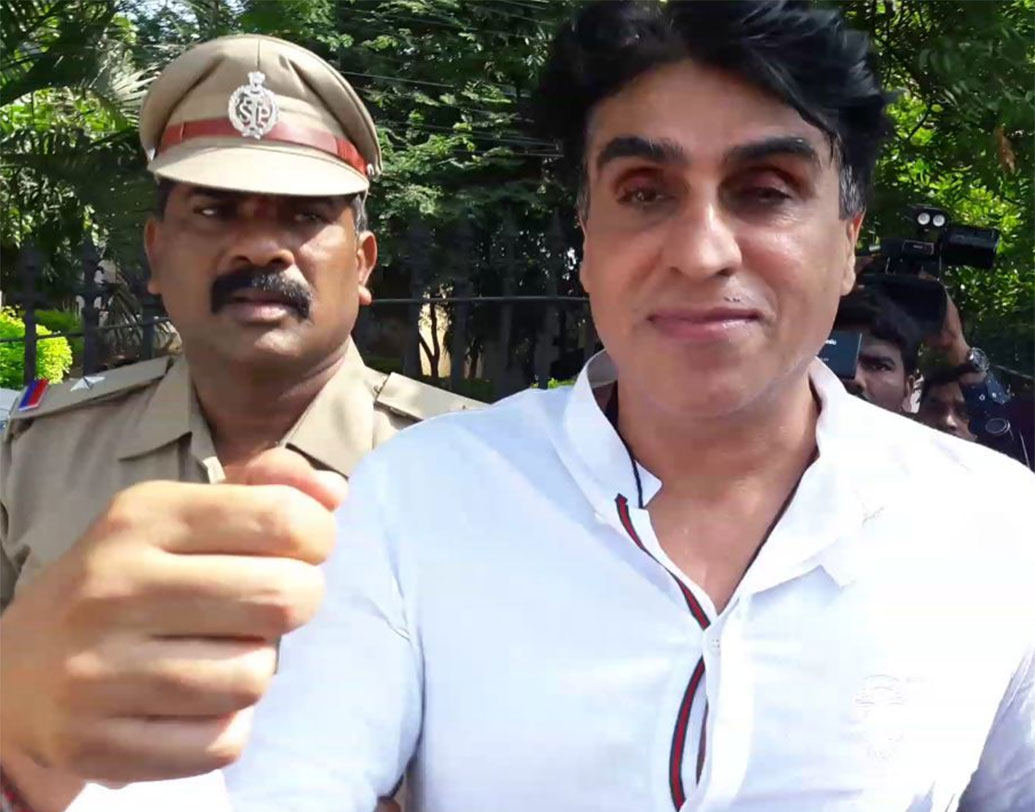 করিম মোরানি: ‘রা ওয়ান’, ‘চেন্নাই এক্সপ্রেস’ ছবির প্রযোজক করিমের বিরুদ্ধে ২০১৭ সালে ধর্ষণের অভিযোগ আনেন দিল্লির এক পড়ুয়া। যদিও পরবর্তীতে আদালত তাঁকেও অব্যাহতি দিয়েছিল।