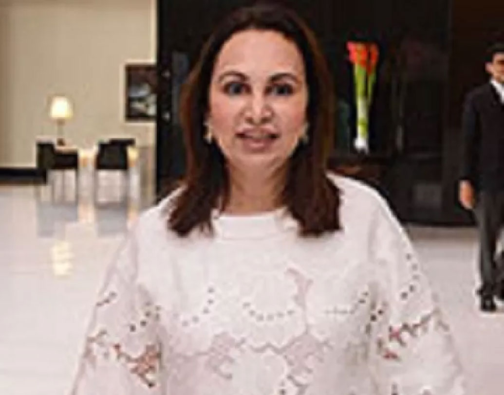 মুম্বইয়ের বিখ্যাত শিল্পপতি গারওয়াড়ে পরিবারের মেয়ে মণিকা। মণিকা গারওয়ালে পলিয়েস্টার লিমিটেডের জয়েন্ট ম্যানেজিং ডিরেক্টর। ক্যাডিলা ফার্মাসিউটিক্যালসেও উচ্চ পদে কাজ করেছেন তিনি।