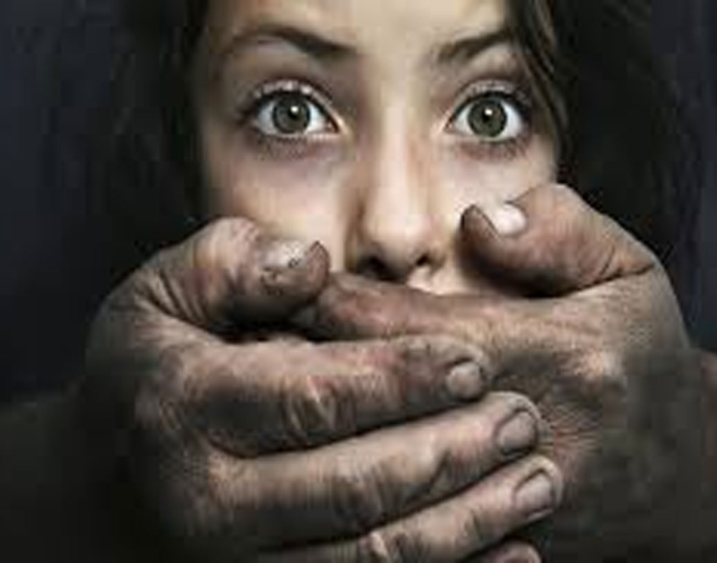 ২০১৮ সালের অগস্টে মনিকা দেবী স্বামী রাজীব মোদীর বিরুদ্ধে গার্হস্থ্য হিংসার অভিযোগ আনেন। তিন বছর ধরে তাঁকে নির্যাতন করা হচ্ছে বলেও আদালতে অভিযোগ দায়ের করা হয়। মণিকাই বিচ্ছেদের আর্জি জানান। মণিকার আইনজীবী সুধীর নানাবতী প্রথম জানিয়েছিলেন, পরস্পরের সম্মতিতেই বিচ্ছেদের পথ বেছে নিয়েছেন দম্পতি।