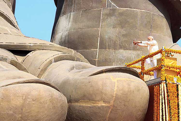 বল্লভভাই পটেলের মূর্তিতে শ্রদ্ধা জানাচ্ছেন নরেন্দ্র মোদী। ছবি: পিটিআই।